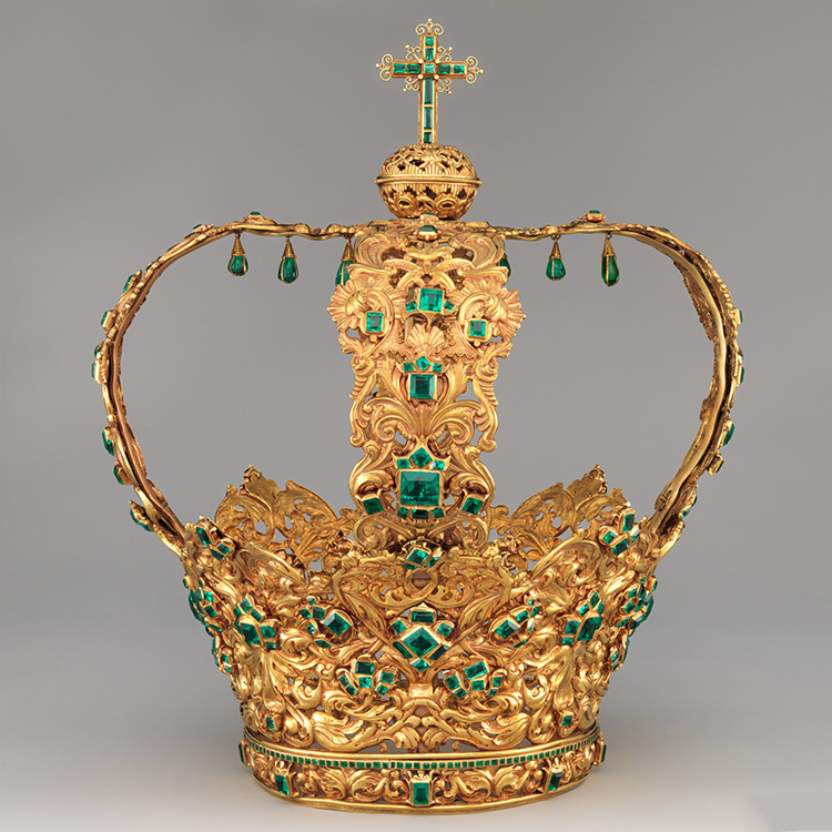 The Crown of the Andes boasts an impressive 24 ct emerald center stone and 442 additional emeralds set in the intricately crafted golden headpiece. Photo: the Metropolitan Museum of Art