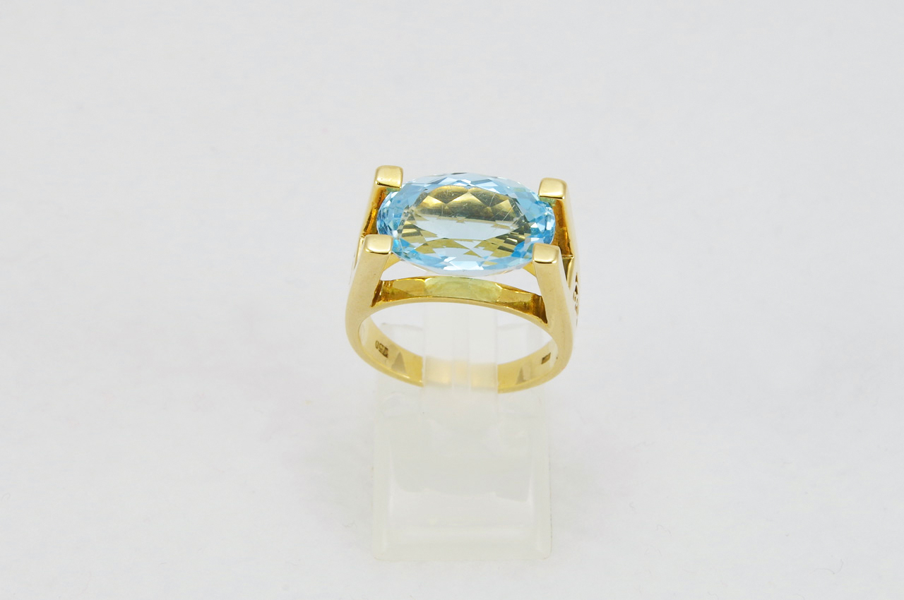 Estate Yellow Gold Blue Topaz Ring Top
