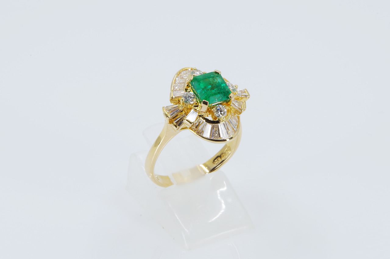 Estate 18k Yellow Gold Emerald & Diamond Crisscross Ring Side