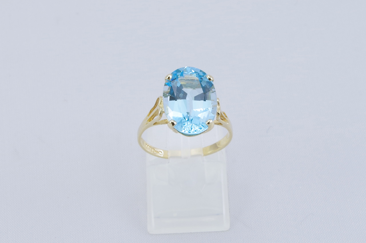 Estate Yellow Gold Blue Topaz Ring Top