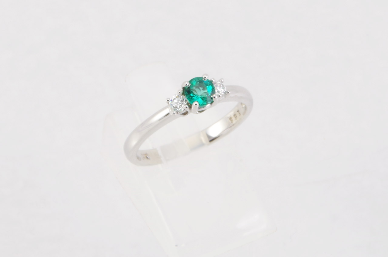 14k White Gold Emerald & Diamond Ring Side